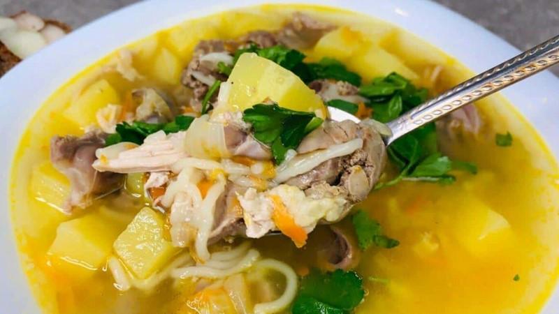 Знаменитий суп з куркою: простий, домашній і неймовірно смачний