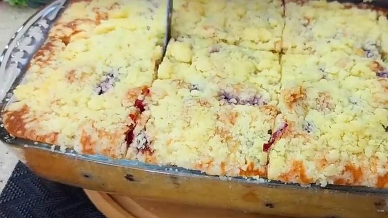 Смачний та ароматний пиріг з будь-якими ягодами: все змішав і в духовку