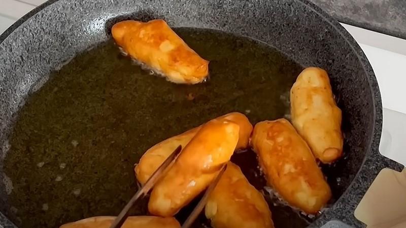 Беру 1 яблуко, 1 яйце і трохи борошна. Бабусин десерт без духовки