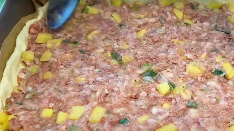 М’ясний пиріг з картоплею на вечерю. Швидке тісто для пирога з будь-якою начинкою