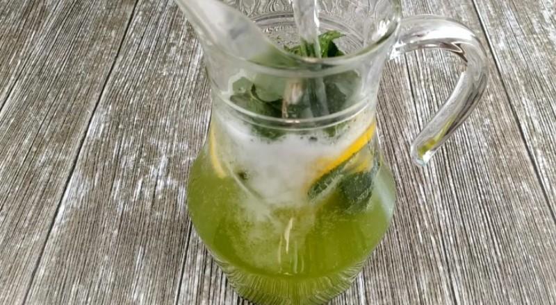 Домашній мохіто смачніший ніж у кафе. Готується не складно