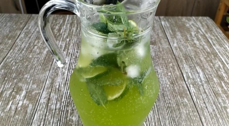 Домашній мохіто смачніший ніж у кафе. Готується не складно