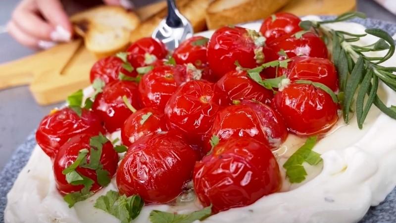 Шеф-кухар у ресторані поділився рецептом. “Томати в хмарах” – закуска, яка прикрасить будь-який стіл