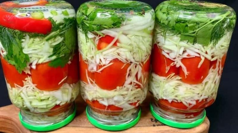 Помідори виходять пружні, соковиті всередині, ароматні, а капуста хрумка і неймовірно смачна