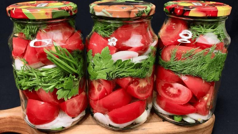 Дуже смачні, яскраві помідори четвертинками на зиму