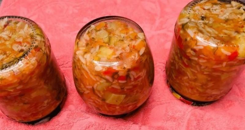 Новий смак: ситний салат із кабачків з рисом на зиму