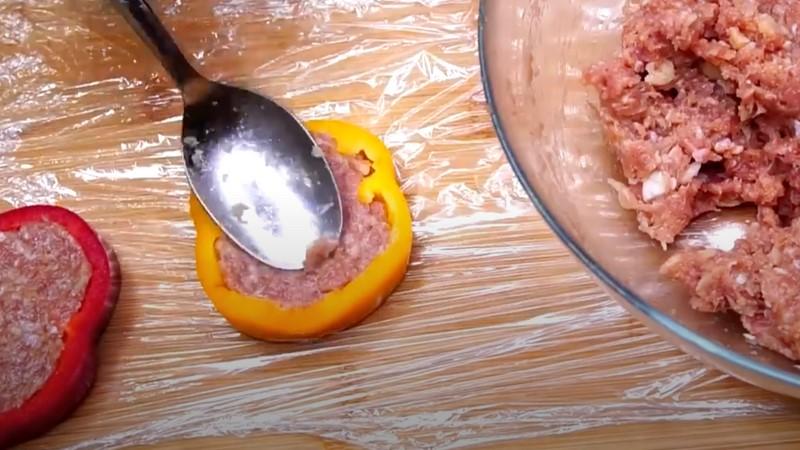 Смакота, яка замінить котлети! Ця гаряча закуска з болгарського перцю та фаршу стане №1 на вашому столі