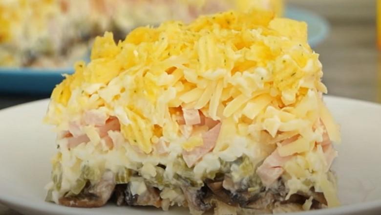 Смачний та яскравий салат з куркою та грибами