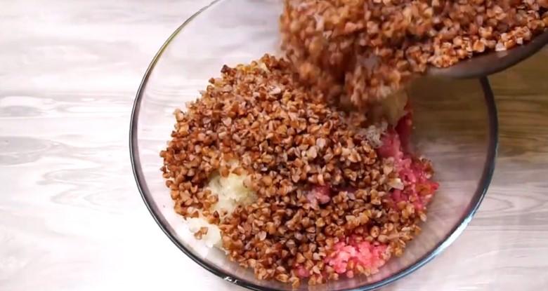 З вечерею не морочуся, таку у нас люблять всі. Гречка + фарш і в духовку, смакота готова