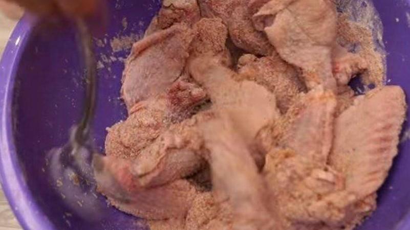 Таким чином крильця готує мій тато: розгадка в соусі