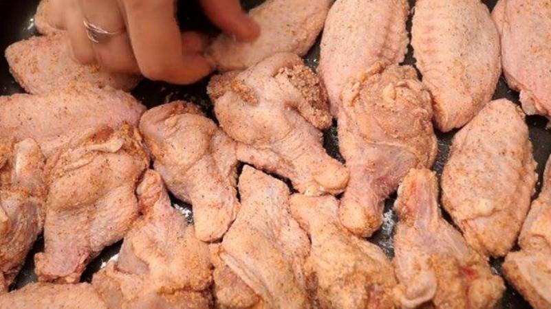 Таким чином крильця готує мій тато: розгадка в соусі