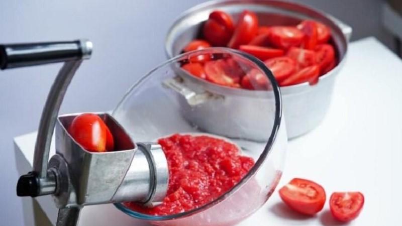 Готуємо домашню заправку із помідорів на зиму