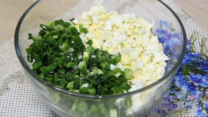 Мої улюблені смажені пиріжки з зеленою цибулею і яйцем