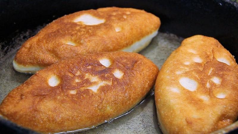 Мої улюблені смажені пиріжки з зеленою цибулею і яйцем