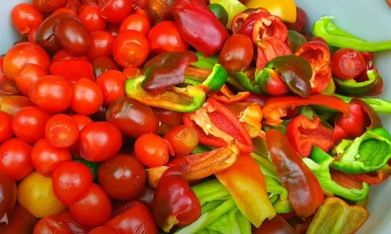 Заготівля на зиму з помідорів та перцю