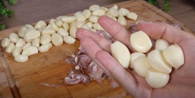 У мене часник ніколи не пропадає. Найкращий спосіб зберігання часнику