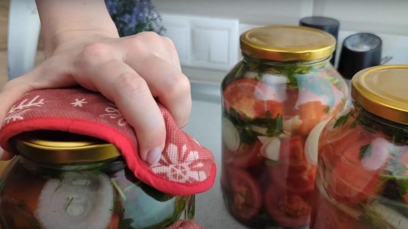 Соковиті консервовані помідори. Смачний маринад, сподобається багатьом