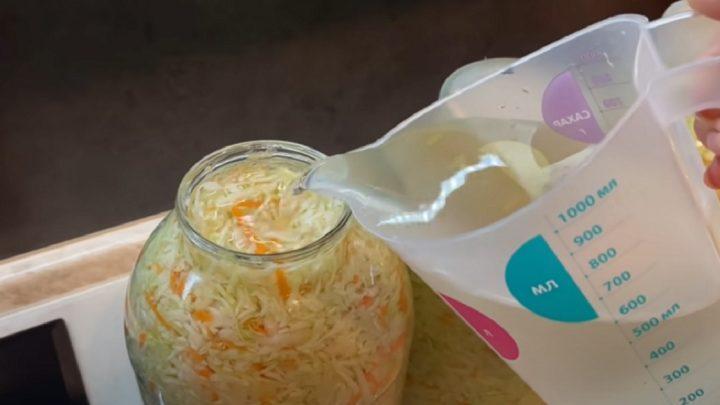 Мариную капусту лише так. З морквою в оцтовому маринаді