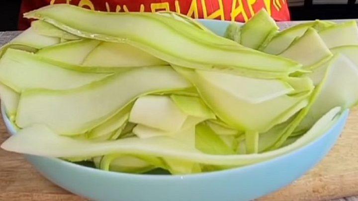 Хрусткі кабачки рулетами на зиму