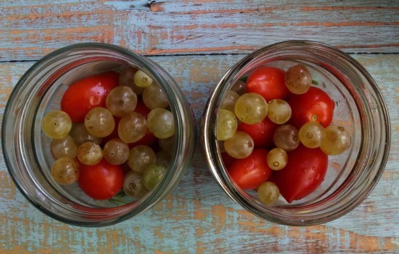 Помідори на зиму з виноградом та часником