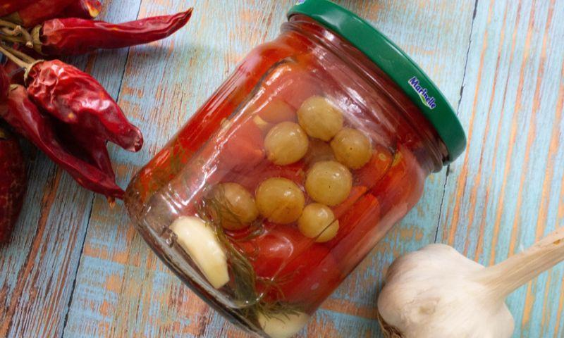 Помідори на зиму з виноградом та часником