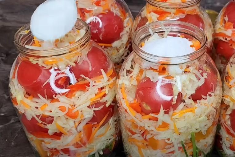Просто заливаю кип’ятком. Помідори з капустою на зиму