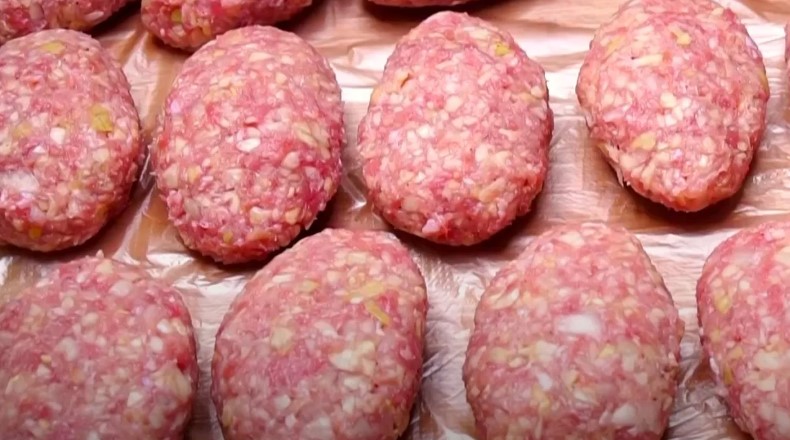 500 г капусти, 600 г фаршу для смачних котлет з капусти. “Капустяники” за улюбленим рецептом