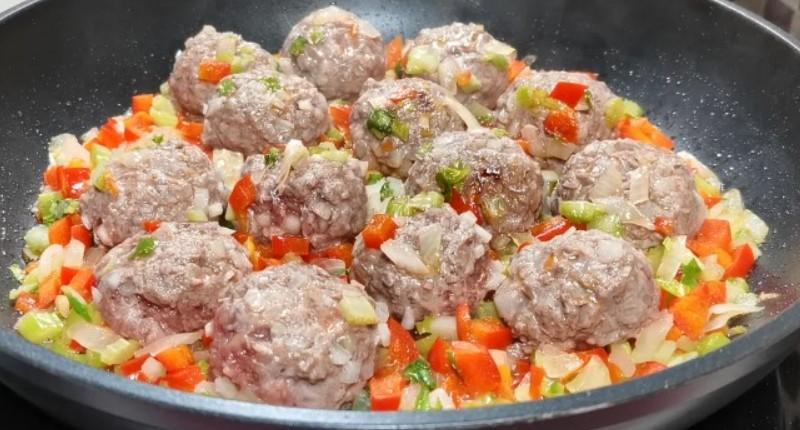 Засипаю рисом фрикадельки на сковороді. Готую просту і смачну вечерю