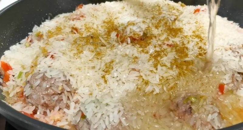 Засипаю рисом фрикадельки на сковороді. Готую просту і смачну вечерю