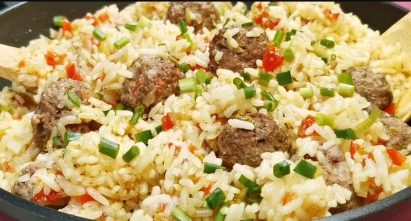 Засипаю рисом фрикадельки на сковороді. Готую просту і смачну вечерю