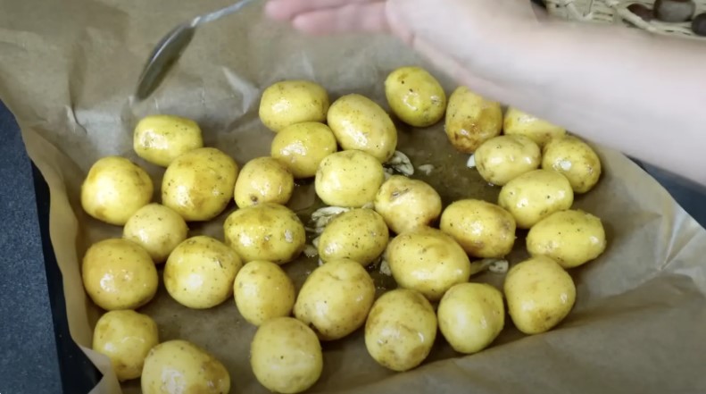 Золотиста картопля в духовці. Мої секрети приготування ідеальної картопельки