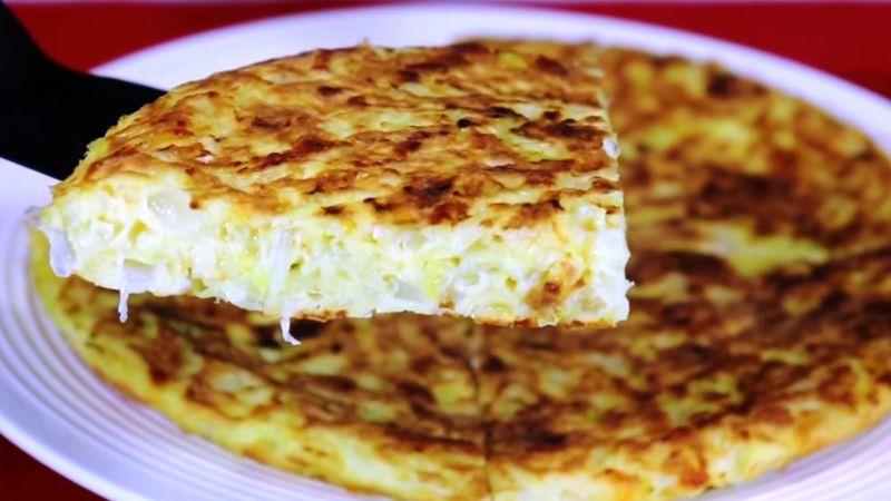 Додаю яйця в капусту і готую на сніданок, обід або вечерю