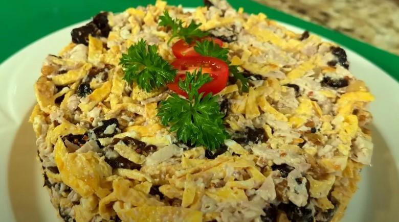 Новий святковий салат з куркою. Усі, хто пробували, просили рецепт