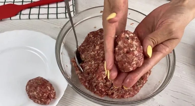 Просто закладаю продукти в одну сковороду та заливаю водою