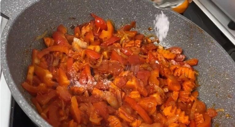 Просто закладаю продукти в одну сковороду та заливаю водою