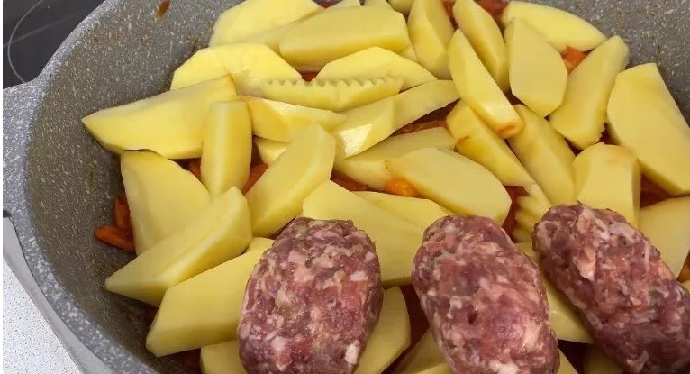 Просто закладаю продукти в одну сковороду та заливаю водою