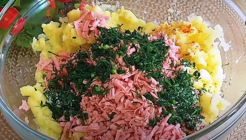 Просто натираю сосиски на тертці та отримую шикарну страву