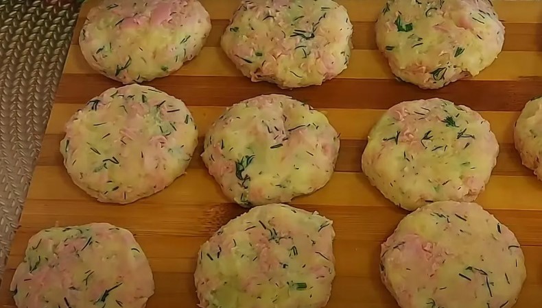 Просто натираю сосиски на тертці та отримую шикарну страву