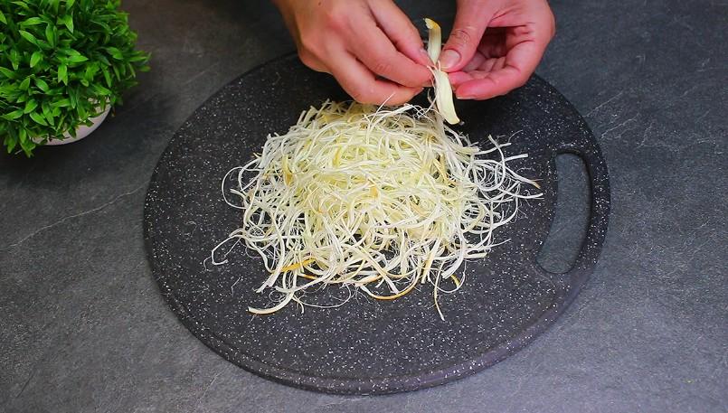 Крабовий салат з “косичкою”: незвичайне поєднання продуктів і готувати просто