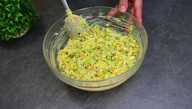 Крабовий салат з “косичкою”: незвичайне поєднання продуктів і готувати просто