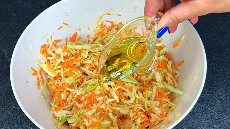 Той самий, з їдальні. Показую, як приготувати смачний, свіжий і корисний салат з капусти