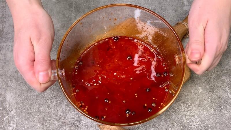 Просто заливаю скумбрію “червоним” маринадом і через добу вже пробуємо