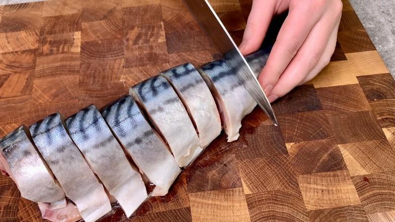 Просто заливаю скумбрію “червоним” маринадом і через добу вже пробуємо