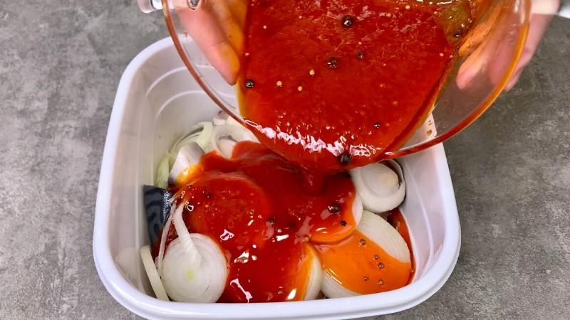 Просто заливаю скумбрію “червоним” маринадом і через добу вже пробуємо