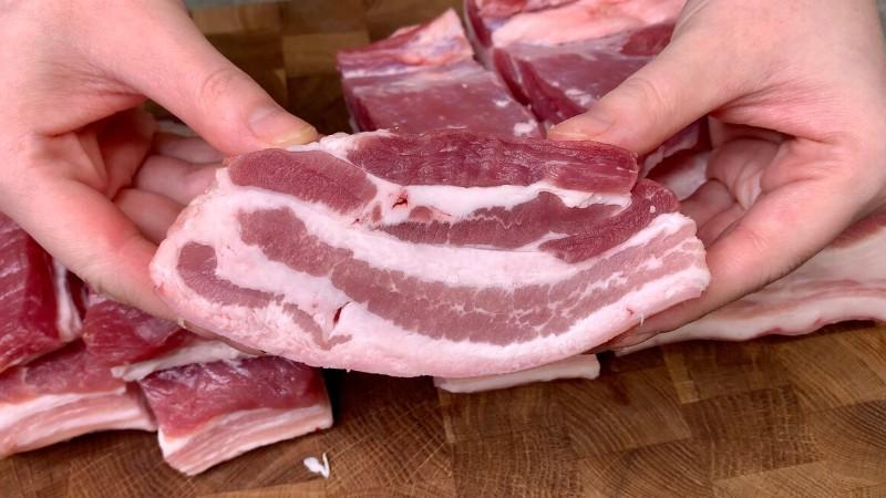 Просто укладаю сало в банки і запікаю: показую, як я готую пряну закуску в духовці