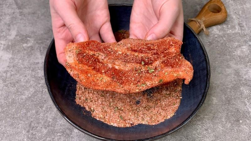 Просто укладаю сало в банки і запікаю: показую, як я готую пряну закуску в духовці