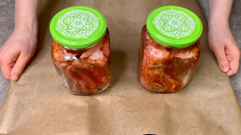 Просто укладаю сало в банки і запікаю: показую, як я готую пряну закуску в духовці