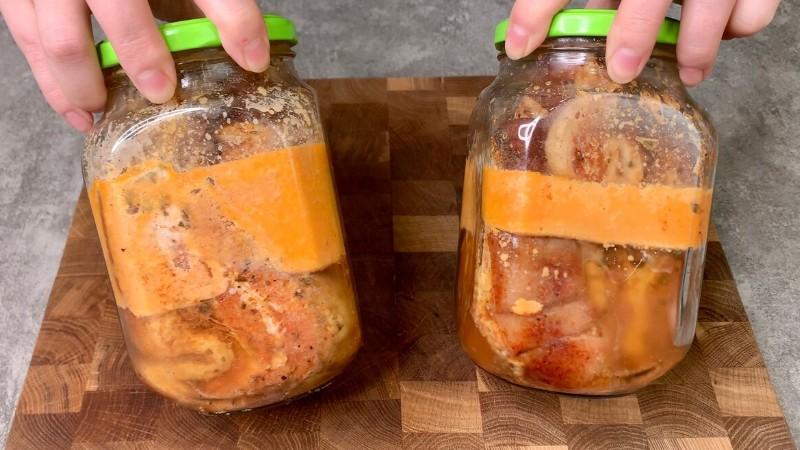 Просто укладаю сало в банки і запікаю: показую, як я готую пряну закуску в духовці