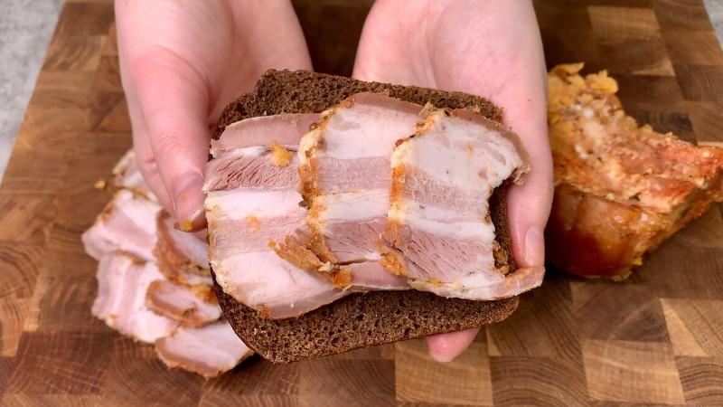 Просто укладаю сало в банки і запікаю: показую, як я готую пряну закуску в духовці