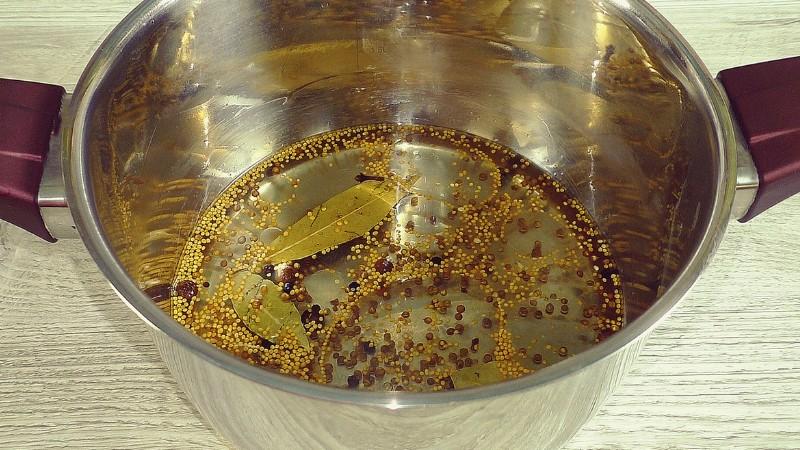 Коли мені хочеться смачного оселедця я мариную його особливим способом